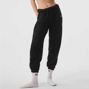 Alo Yoga Accolade Sweatpants in Black